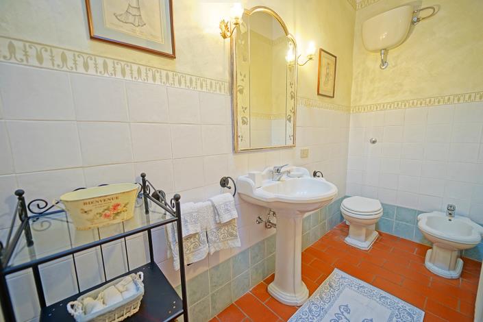 Image No.36-16 Bed Farmhouse for sale