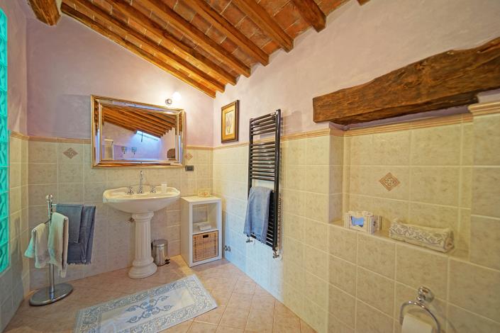 Image No.38-16 Bed Farmhouse for sale