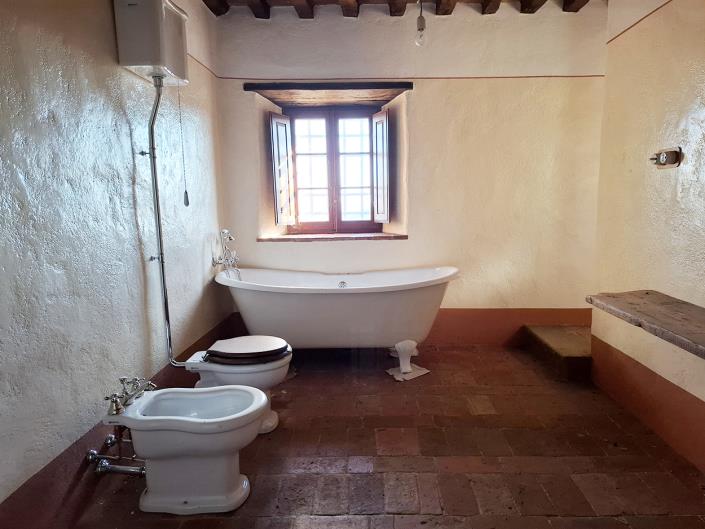 Image No.20-7 Bed Farmhouse for sale