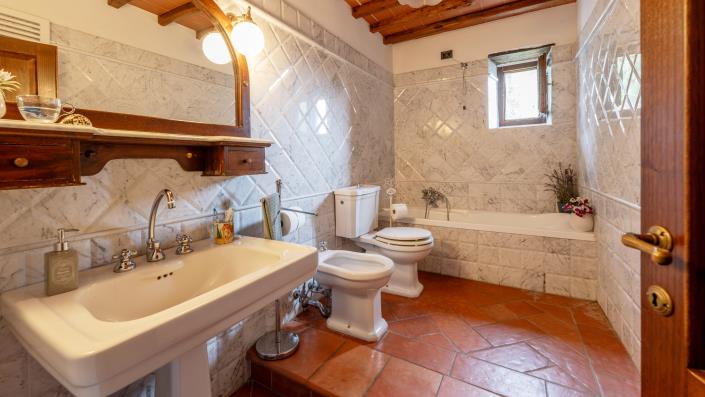 Image No.22-7 Bed Farmhouse for sale