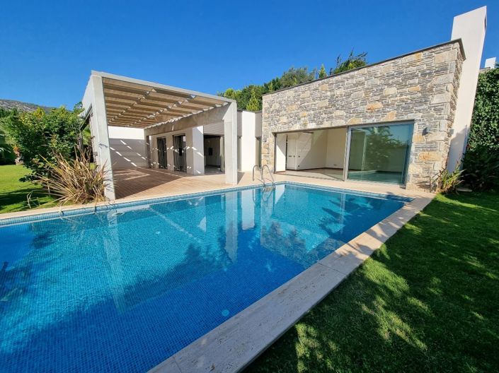Image No.1-4 Bed Bungalow for sale