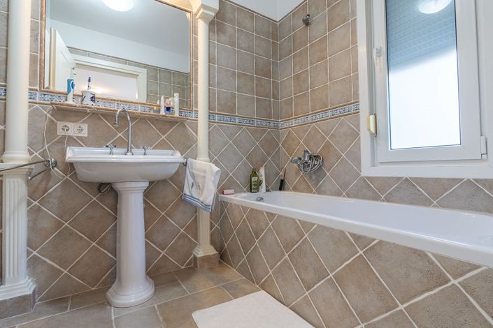 Image No.21-3 Bed Apartment for sale