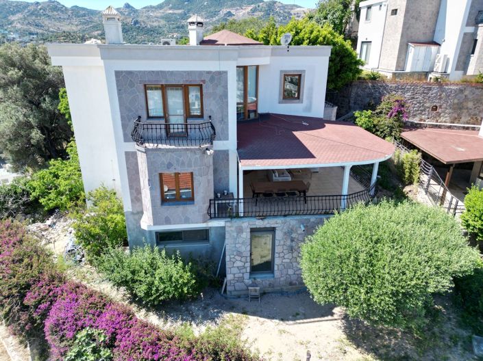 Image No.1-6 Bed Villa for sale