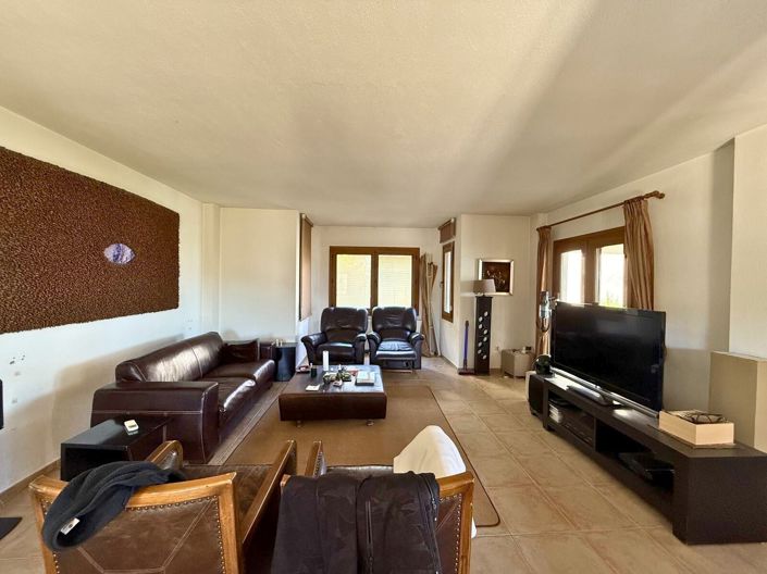 Image No.8-6 Bed Villa for sale