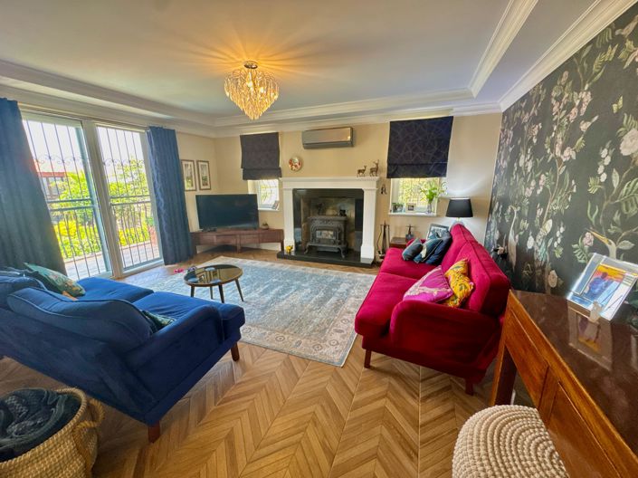 Image No.10-7 Bed Villa for sale