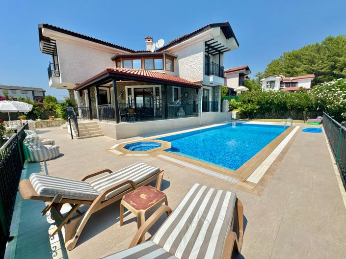 Image No.1-4 Bed Villa for sale