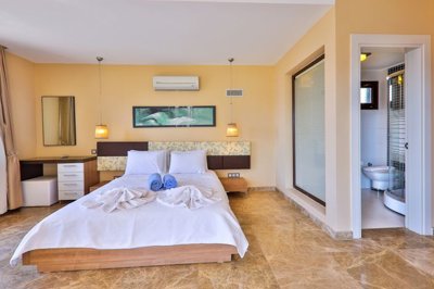 Must-See Villa For Sale In Kalkan With Sea-Views - Double bedroom with ensuite