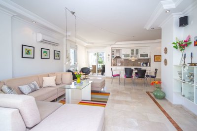 Flawless Two-Bedroom Apartment For Sale In Oba, Alanya – Lounge to the kitchen