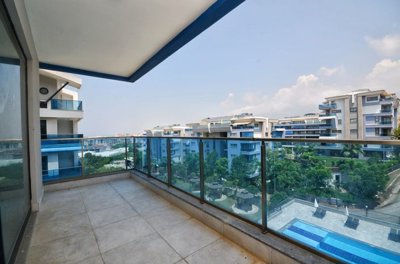 Tastefully-Designed Apartment For Sale In Alanya - Large balcony with pool views