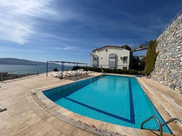 Notable Sea View Penthouse For Sale In Akbuk, Didim - Communal swimming pool