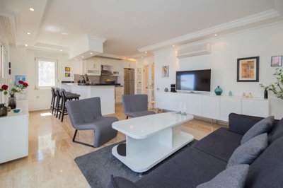 An Alluring Hillside Villa In Alanya For Sale - Open-plan living room