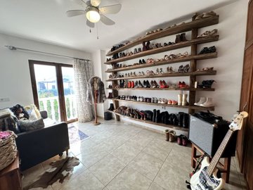 Prestigious Villa For Sale In Central Dalyan - Bedroom with seating