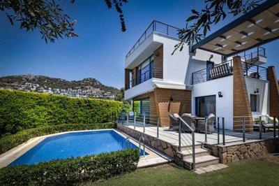 Breathtaking Villa With A Private Pool & Garden For Sale In Yalikavak - Private landscaped garden