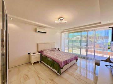 Ultra-Luxurious Sea View Alanya Villa For Sale - Double bedroom with ensuite