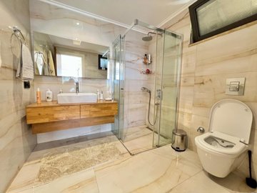 Ultra-Luxurious Sea View Alanya Villa For Sale - Luxury ensuite