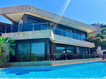 Ultra-Luxurious Sea View Alanya Villa For Sale - Private pool and garden