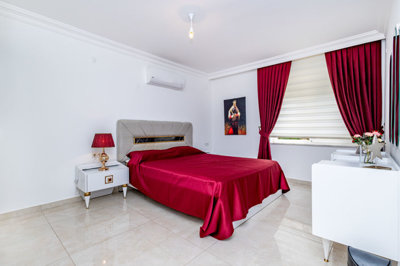 Exceptional Apartment For Sale In Kargicak, Alanya - Large double bedroom