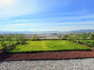 Beautiful Garden Apartment For Sale In Milas, Mugla - Garden out to the stunning lake