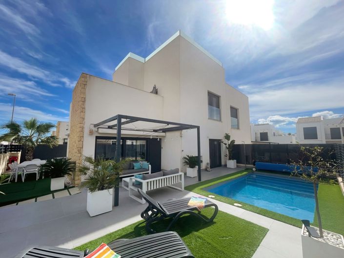 Image No.1-4 Bed Villa for sale