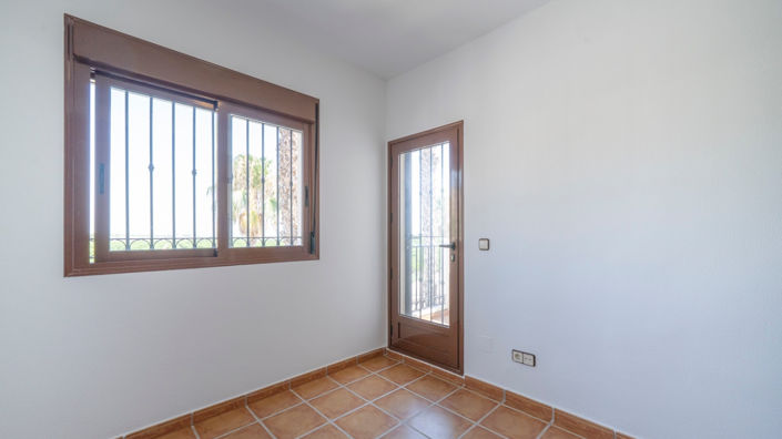 Image No.20-3 Bed Property for sale