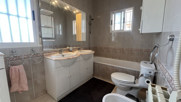 Image No.19-3 Bed Villa for sale