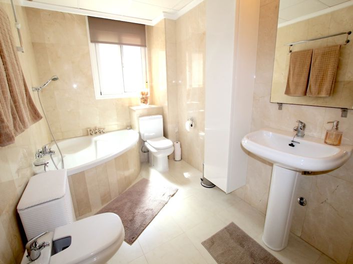 Image No.15-2 Bed Townhouse for sale