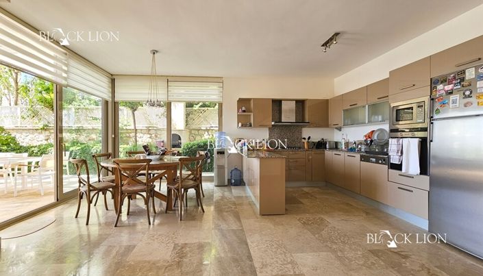 Image No.12-4 Bed Property for sale