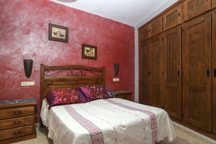 Image No.17-4 Bed Townhouse for sale