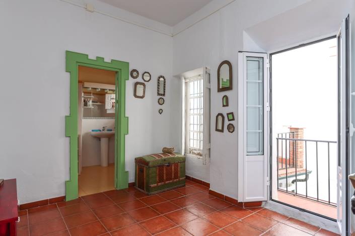 Image No.28-5 Bed Townhouse for sale