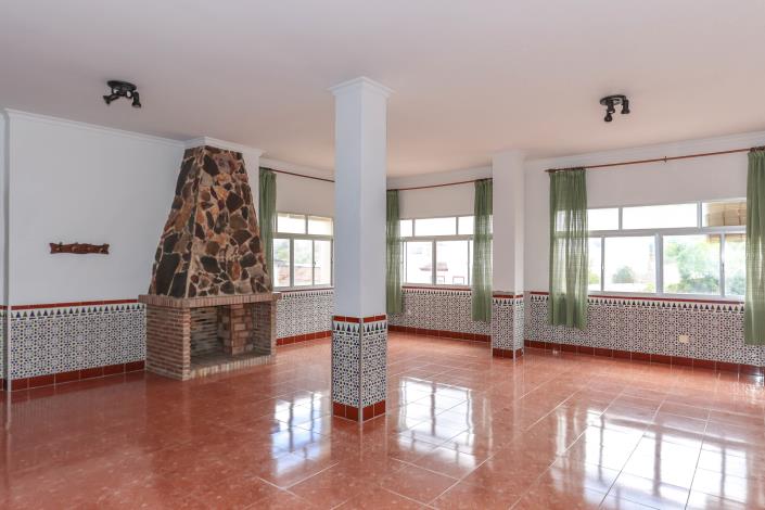 Image No.8-26 Bed Commercial for sale