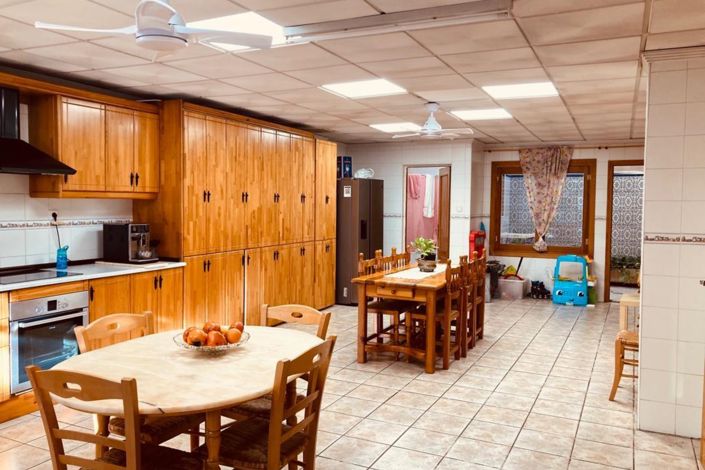 Image No.11-6 Bed Townhouse for sale