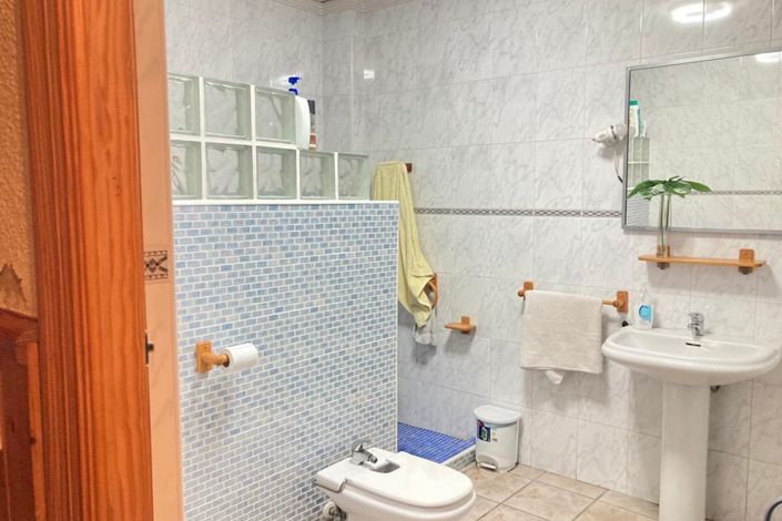 Image No.18-6 Bed Townhouse for sale