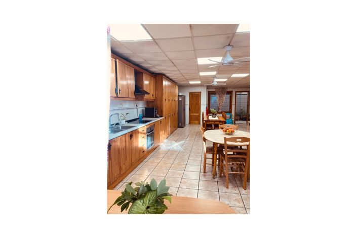 Image No.7-6 Bed Townhouse for sale