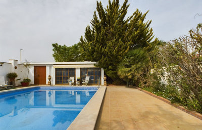 6 Bed Villa for sale