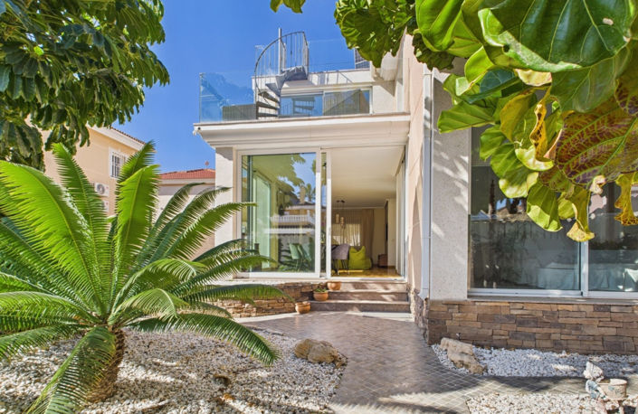 Image No.1-4 Bed Villa for sale