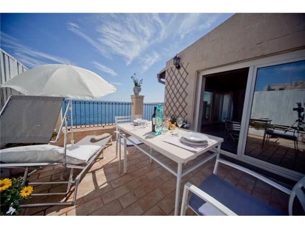 Image No.1-5 Bed Property for sale