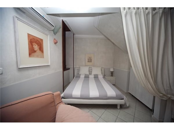 Image No.15-5 Bed Property for sale