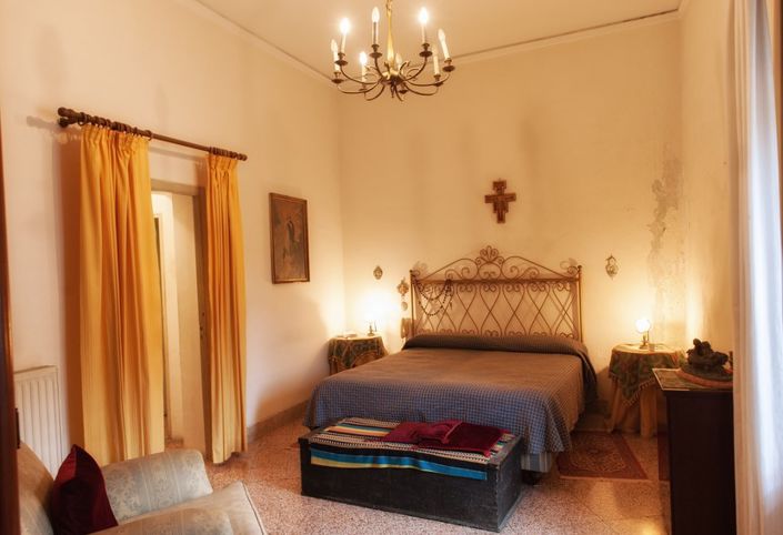 Image No.16-6 Bed Property for sale