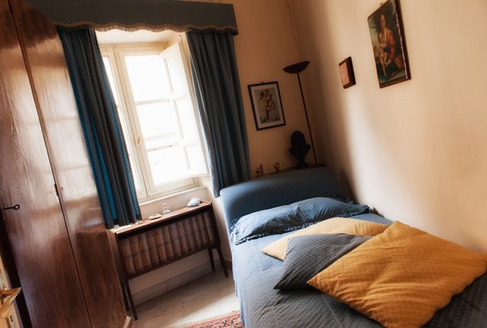 Image No.18-6 Bed Property for sale