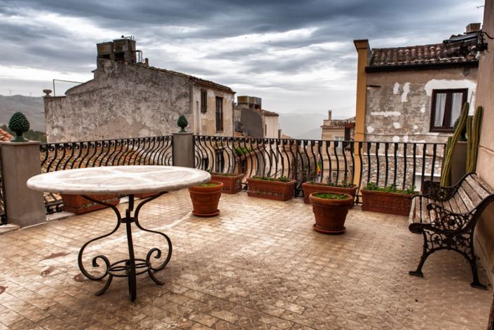 Image No.22-6 Bed Property for sale