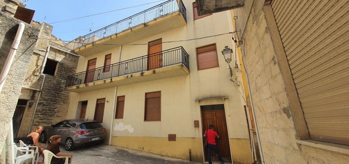Image No.1-4 Bed House for sale