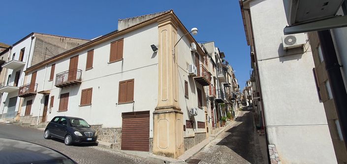 Image No.1-6 Bed House for sale