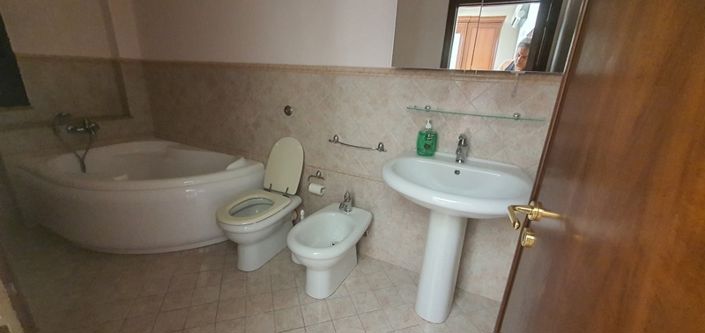 Image No.28-6 Bed House for sale