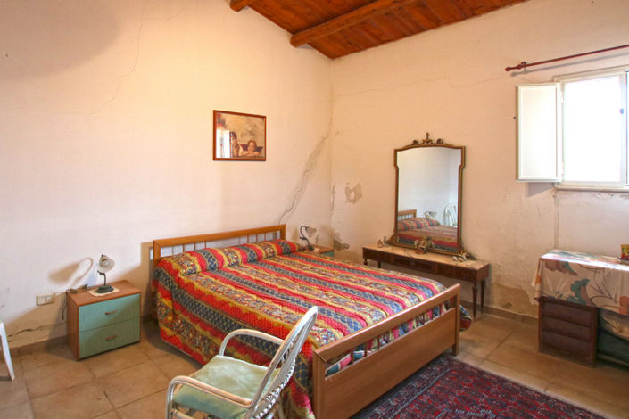 Image No.12-8 Bed House for sale