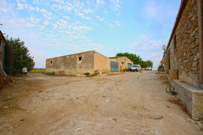 Image No.38-8 Bed House for sale