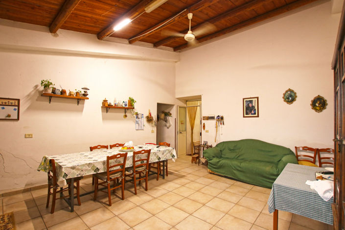 Image No.5-8 Bed House for sale