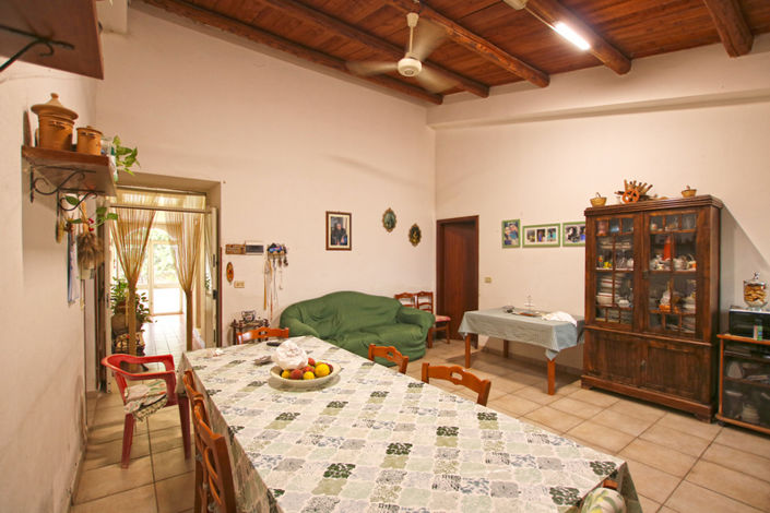 Image No.6-8 Bed House for sale