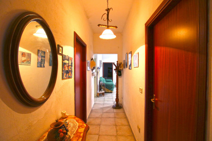 Image No.8-8 Bed House for sale