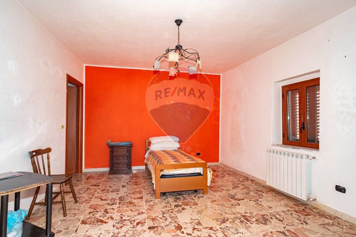 Image No.4-2 Bed House for sale