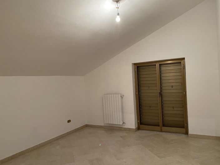 Image No.35-6 Bed House for sale